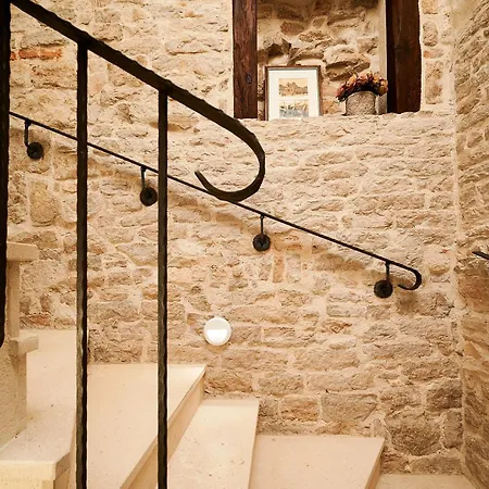 Rustic Sv Frane In The Old Town Apartment
